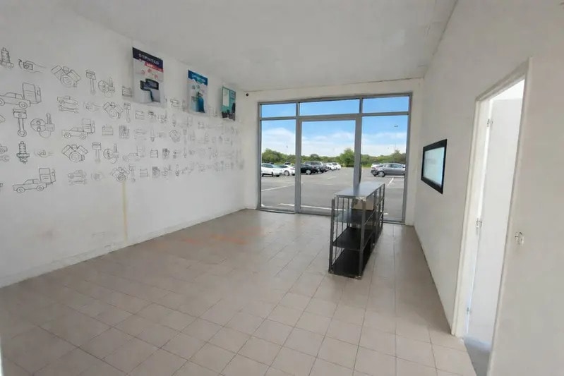 Retail in Mions for lease - Interior Photo - Image 2 of 6