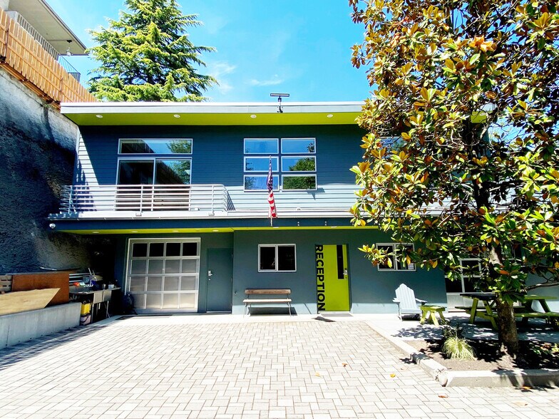 921 Aurora Ave N, Seattle, WA à vendre - Photo du bâtiment - Image 1 de 9