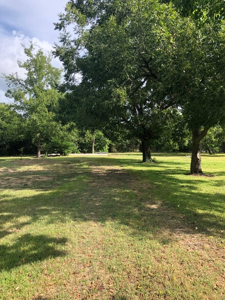 1062 Clepper, Montgomery, TX for sale - Building Photo - Image 2 of 7