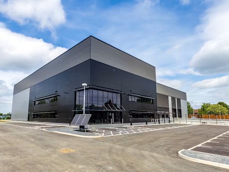 1 Humphrys Rd, Dunstable for lease - Building Photo - Image 2 of 12