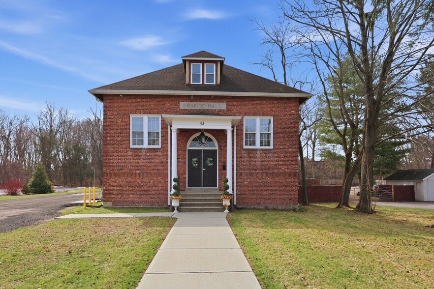 43 Naubuc Ave, Glastonbury, CT for sale - Primary Photo - Image 1 of 58