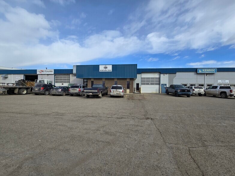 8319 Chiles Industrial Rd, Red Deer, AB à louer - Photo du bâtiment - Image 2 de 3
