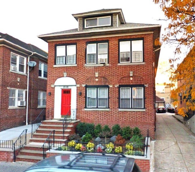 3733 75th St, Jackson Heights, NY à vendre - Photo principale - Image 1 de 3
