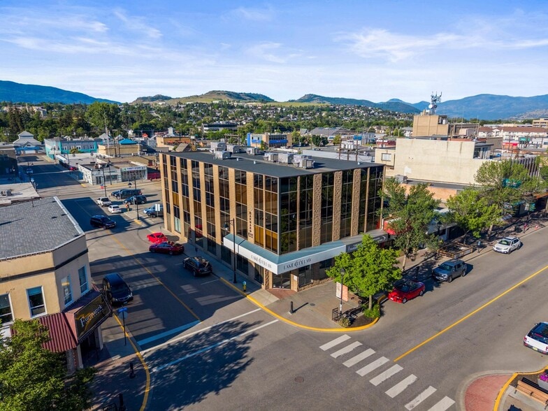 3100 30 Av, Vernon, BC à vendre - Photo du bâtiment - Image 2 de 28