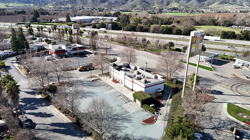 5884 Monterey Rd, Gilroy, CA for lease - Building Photo - Image 3 of 5