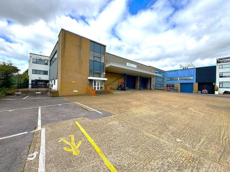 Great West Rd, Brentford for lease - Building Photo - Image 2 of 9