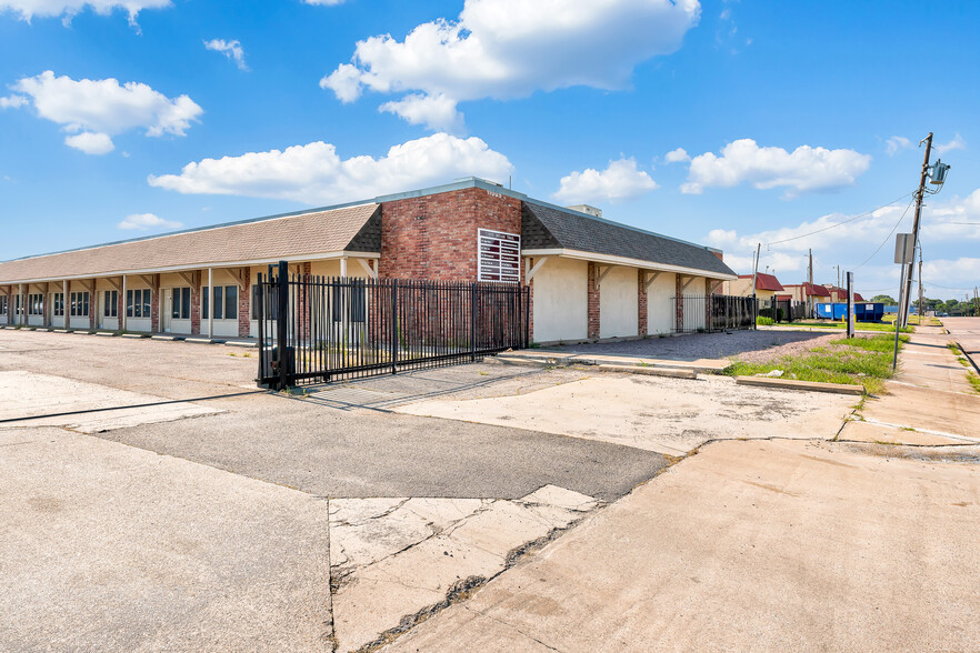 11005 Indian Trl, Dallas, TX for lease - Building Photo - Image 2 of 5