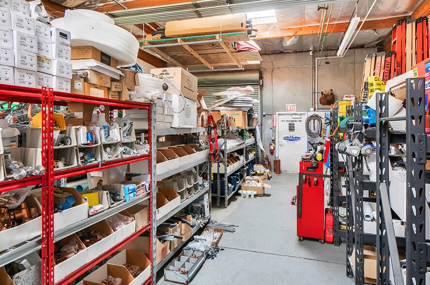 40880, 40935 & 40945 County Ctr Dr portfolio of 3 properties for sale on LoopNet.ca - Interior Photo - Image 3 of 6