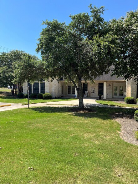 251 N FM 1626, Buda, TX à louer - Photo du bâtiment - Image 2 de 12