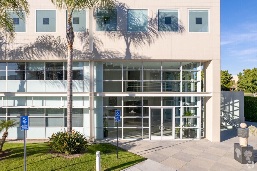 1 Venture, Irvine, CA à louer - Photo du bâtiment - Image 2 de 10