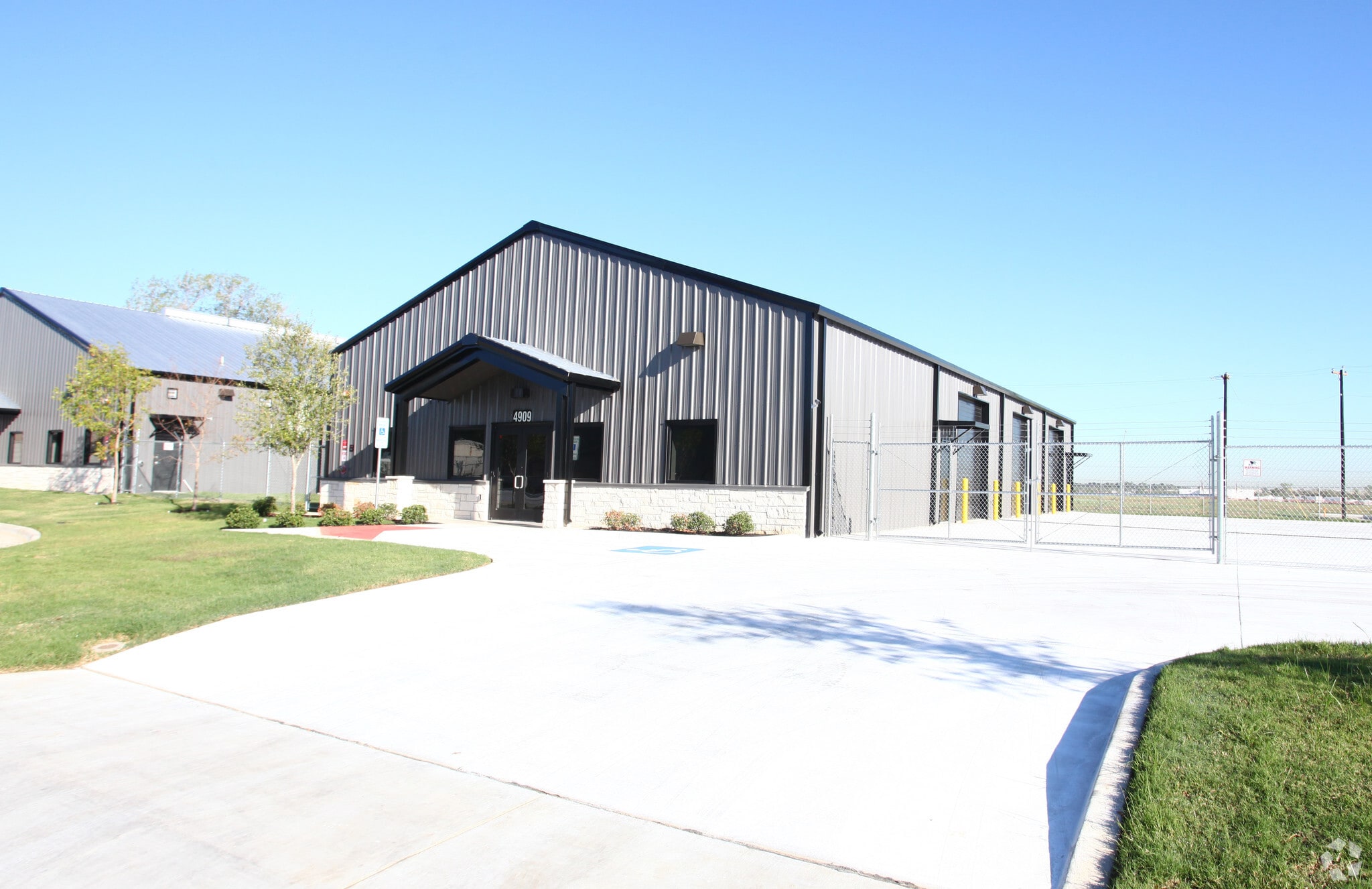 4901 Sun Valley Dr, Fort Worth, TX for lease Primary Photo- Image 1 of 4