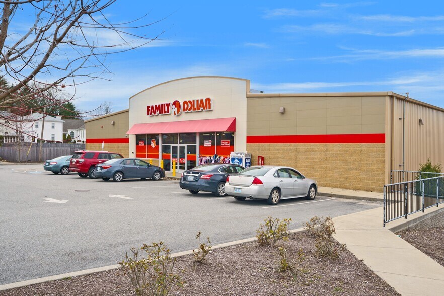 989 Main St, West Warwick, RI à vendre - Photo du bâtiment - Image 3 de 4