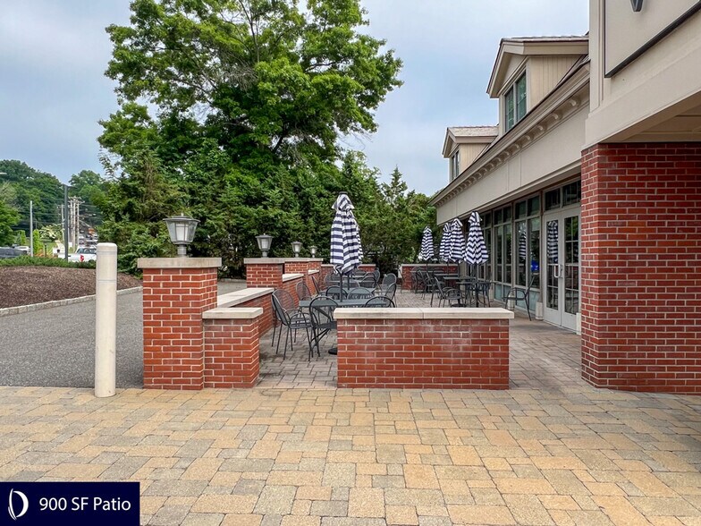 942 White Plains Rd, Trumbull, CT à louer - Photo du bâtiment - Image 2 de 16