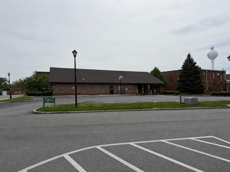 124 E Main St, McComb, OH à vendre - Photo du bâtiment - Image 2 de 13