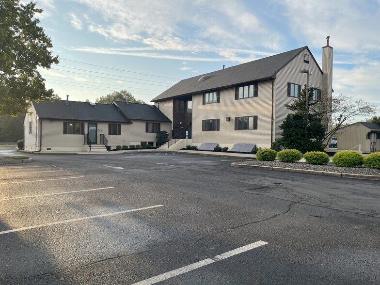 614 Route 130, East Windsor, NJ à louer - Photo du bâtiment - Image 2 de 5