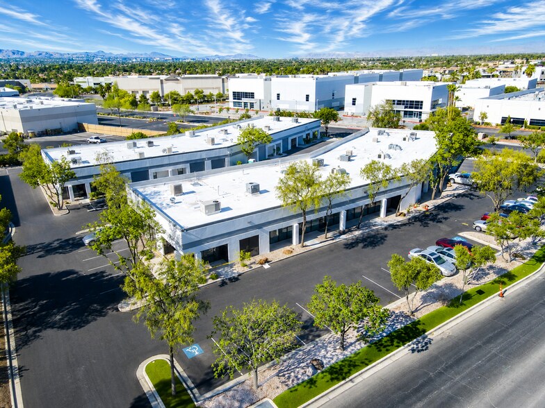 12 Sunset Way, Henderson, NV à louer - Photo du bâtiment - Image 3 de 6