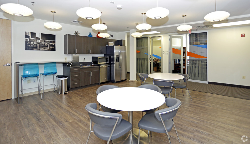 450 Amwell Rd, Hillsborough, NJ à louer - Photo intérieure - Image 3 de 19