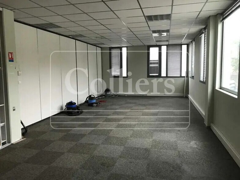 Office in Marseille for lease - Interior Photo - Image 3 of 12