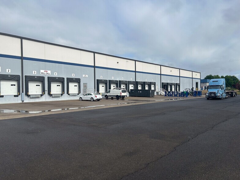 4689 Industry Dr, Medford, OR à vendre - Photo du bâtiment - Image 2 de 3