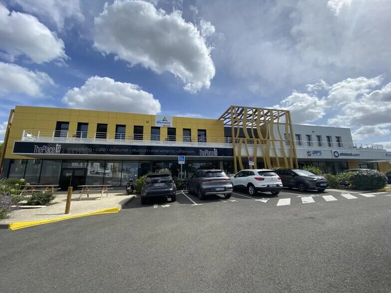 Office in Eysines for lease - Building Photo - Image 1 of 10