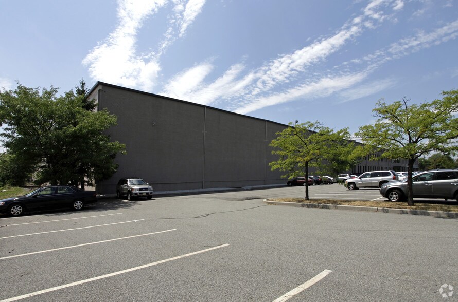 50 Hartz Way, Secaucus, NJ à louer - Photo du bâtiment - Image 3 de 6