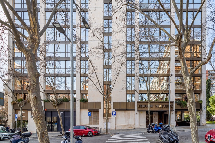 Office in Barcelona, Barcelona for lease - Building Photo - Image 2 of 12