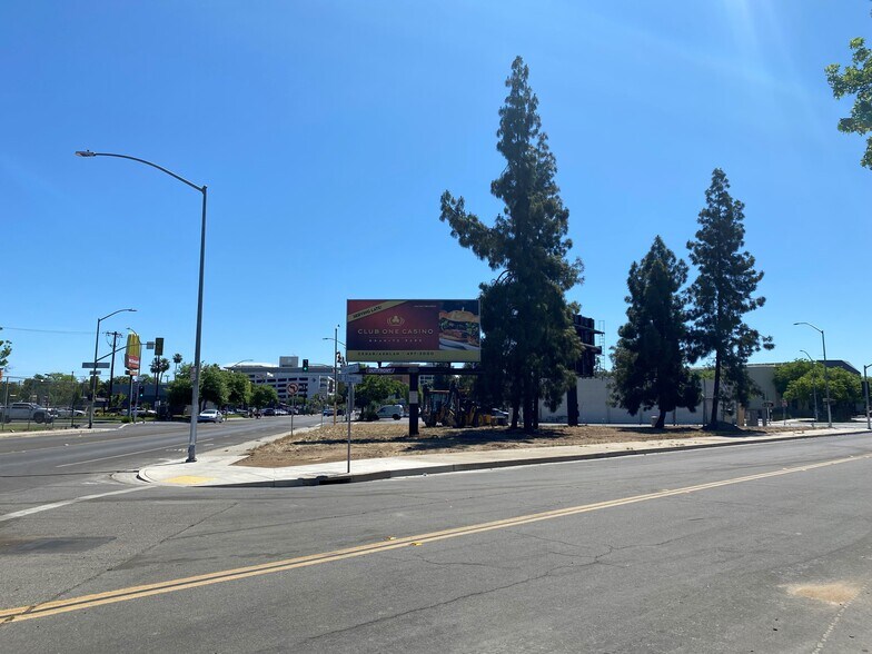 75 N Blackstone Ave, Fresno, CA à louer - Photo du bâtiment - Image 3 de 6