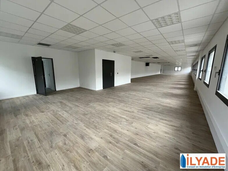 Office in Aubagne for lease - Interior Photo - Image 2 of 4