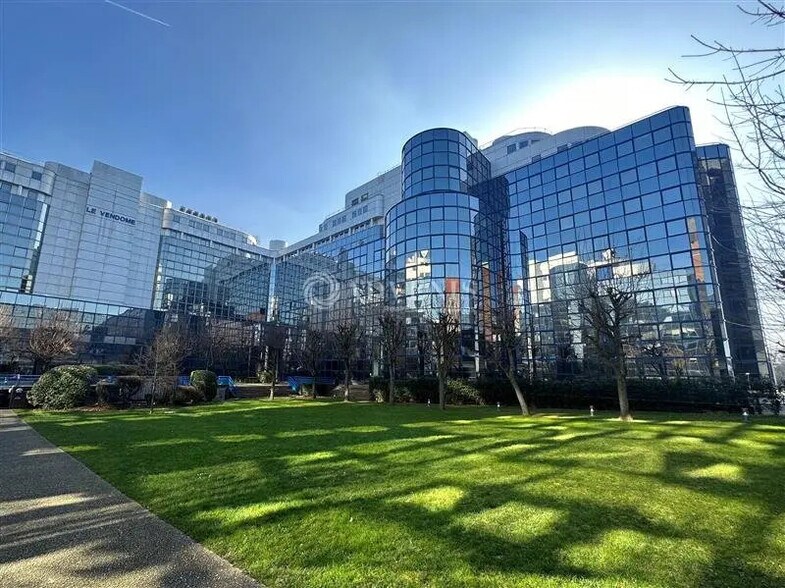 Office in Noisy-le-Grand for lease - Building Photo - Image 1 of 12