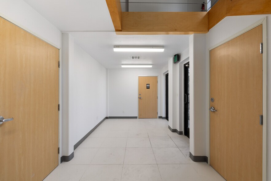 18536 Oxnard St, Tarzana, CA à vendre - Photo intérieure - Image 3 de 45