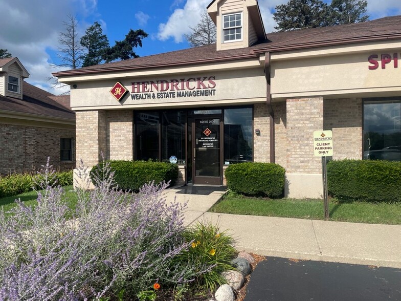 650 Spring Hill Ring Rd, West Dundee, IL for lease - Building Photo - Image 1 of 9