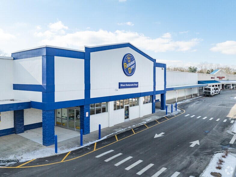 655-815 Old Country Rd, Riverhead, NY for lease - Building Photo - Image 1 of 1