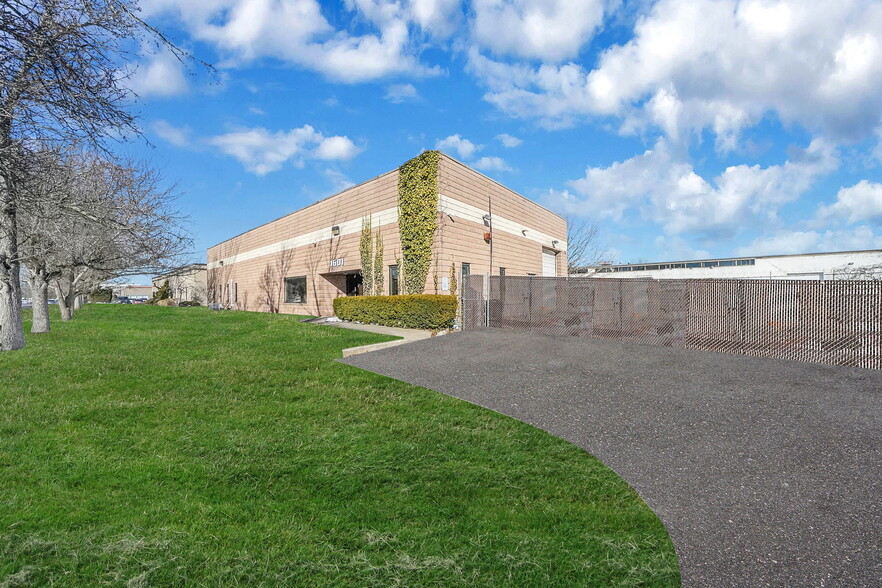 1601 Arctic Avenue, Bohemia, NY 11716, Bohemia, NY for lease - Building Photo - Image 3 of 29