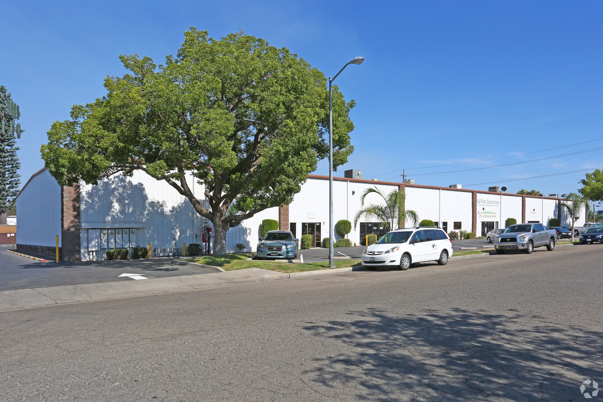 2575-2589 S Sarah St, Fresno, CA for lease Primary Photo- Image 1 of 5