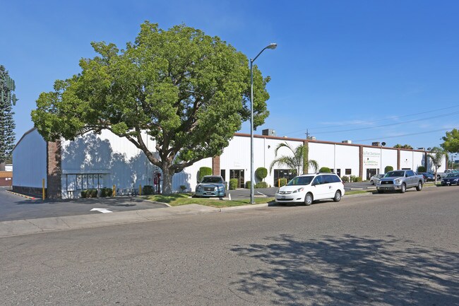 Plus de détails pour 2575-2589 S Sarah St, Fresno, CA - Industriel à vendre