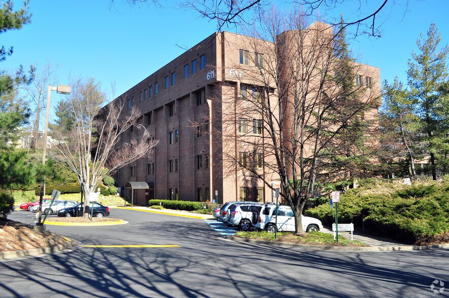 611 S Carlin Springs Rd, Arlington, VA à vendre - Photo du bâtiment - Image 3 de 27