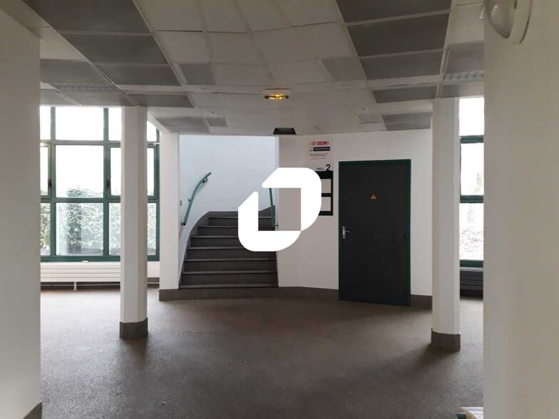 Office in Trappes for lease - Interior Photo - Image 2 of 8