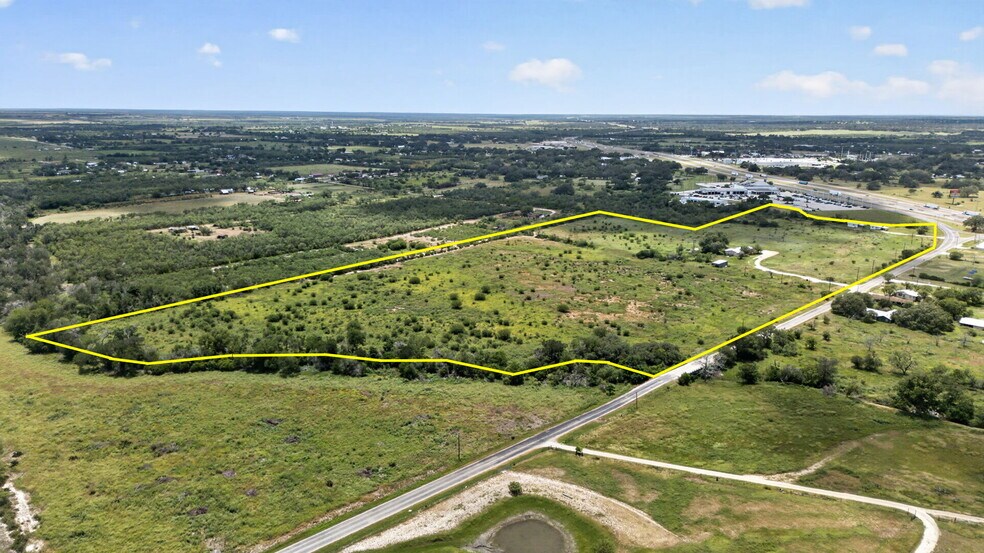 180 County Road 777, Devine, TX à vendre - Photo du bâtiment - Image 2 de 23