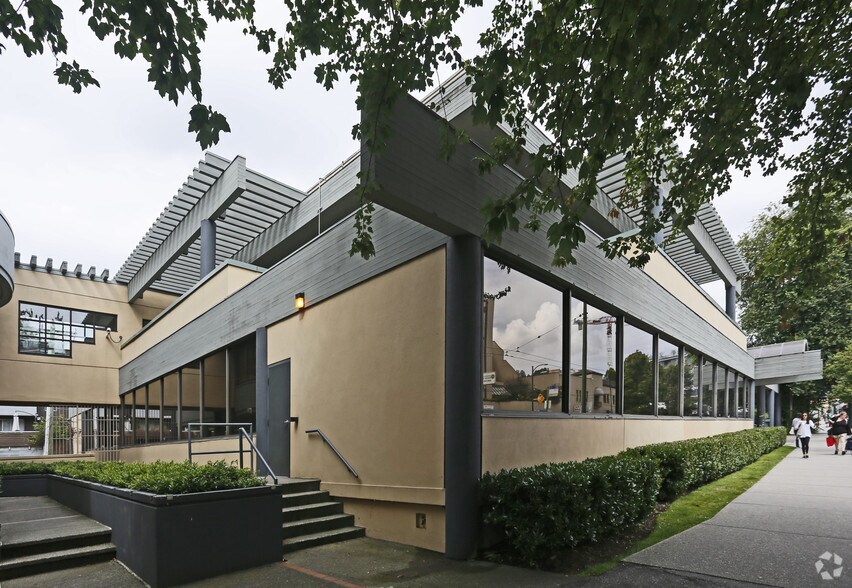 2145 W Broadway, Vancouver, BC à louer - Photo du bâtiment - Image 3 de 4