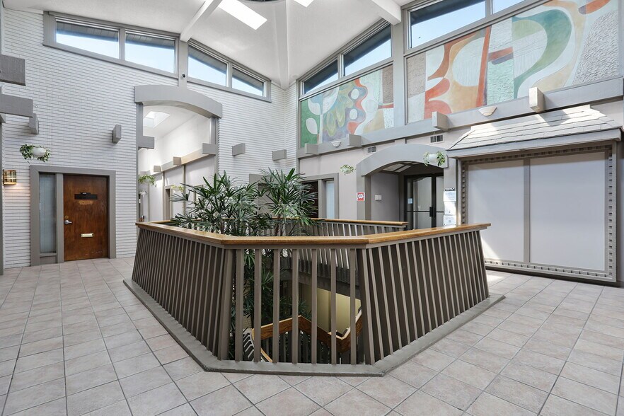 10000 Watson Rd, Crestwood, MO à louer - Photo du bâtiment - Image 2 de 8