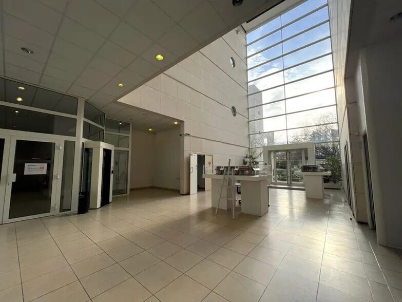 Office in Guyancourt for lease - Building Photo - Image 2 of 18