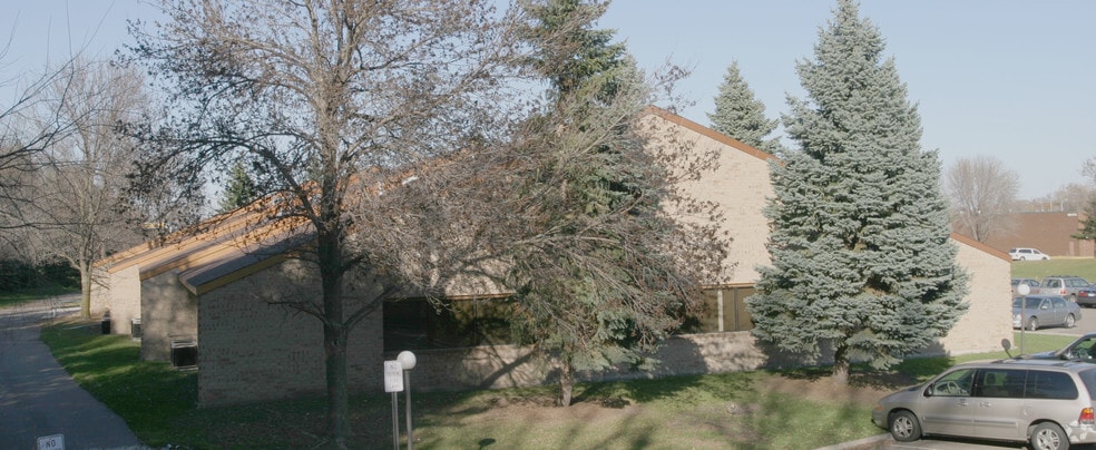 4205 Lancaster Ln N, Plymouth, MN à vendre - Photo du bâtiment - Image 3 de 49