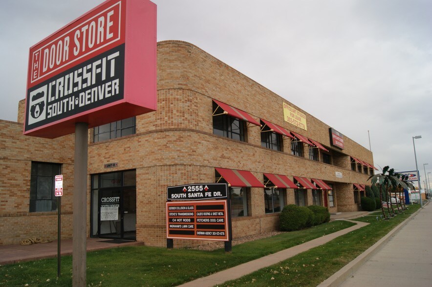 2555 S Santa Fe Dr, Denver, CO à louer - Photo du bâtiment - Image 3 de 17