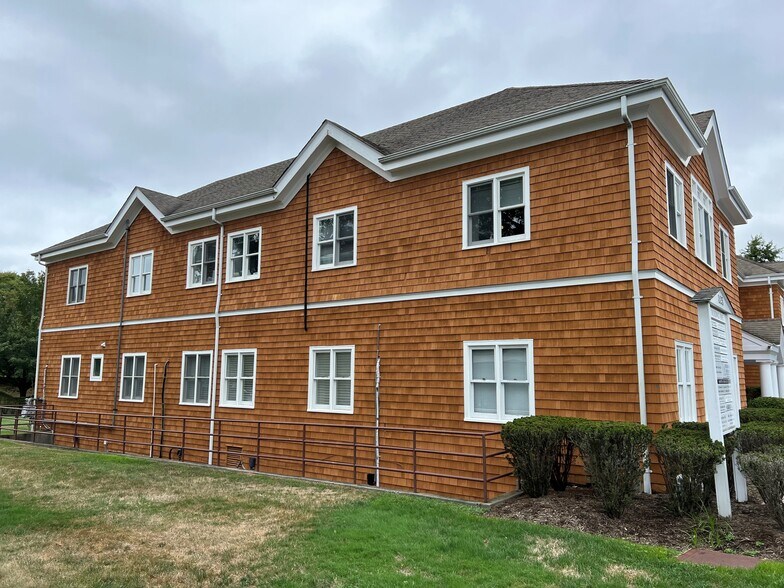 325 Meeting House Ln, Southampton, NY à louer - Photo du bâtiment - Image 3 de 4