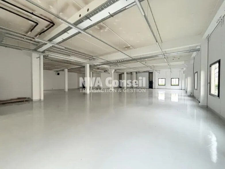 Flex in Cergy for lease - Interior Photo - Image 2 of 5
