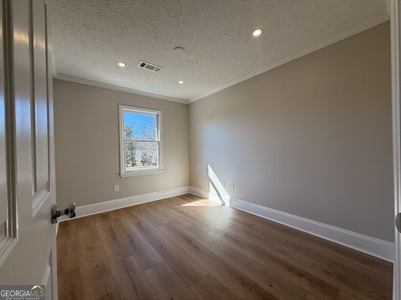 1165 Cedar Shoals Dr, Athens, GA à vendre - Photo du bâtiment - Image 2 de 31