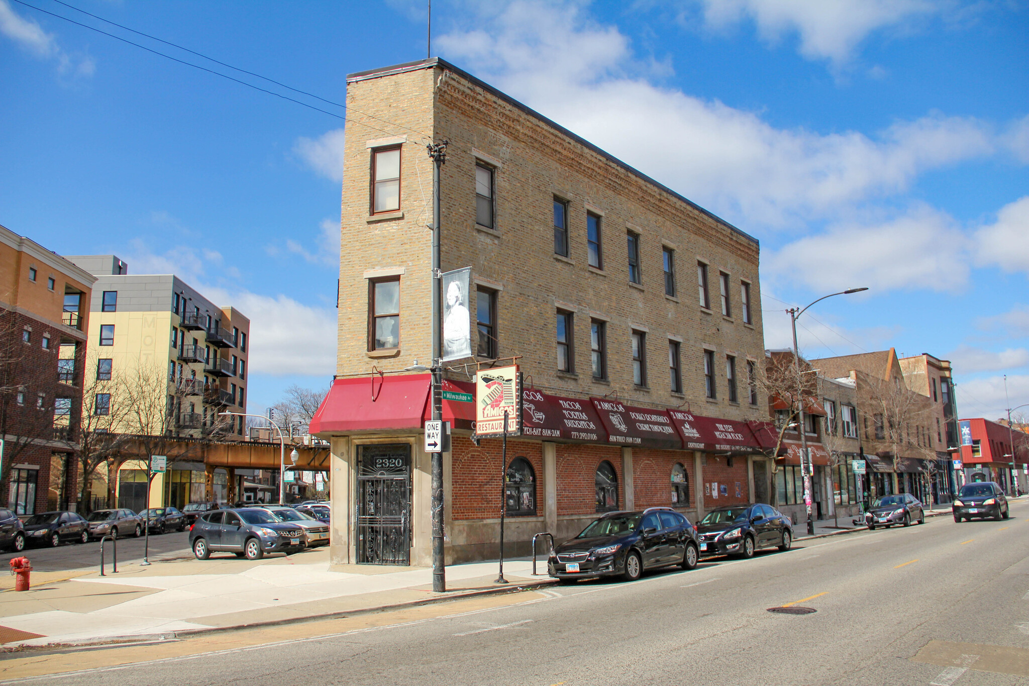 2320 N Milwaukee Ave, Chicago, IL à louer Photo du bâtiment- Image 1 de 5