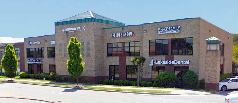 19824 W Catawba Ave, Cornelius, NC à louer - Photo du bâtiment - Image 1 de 3