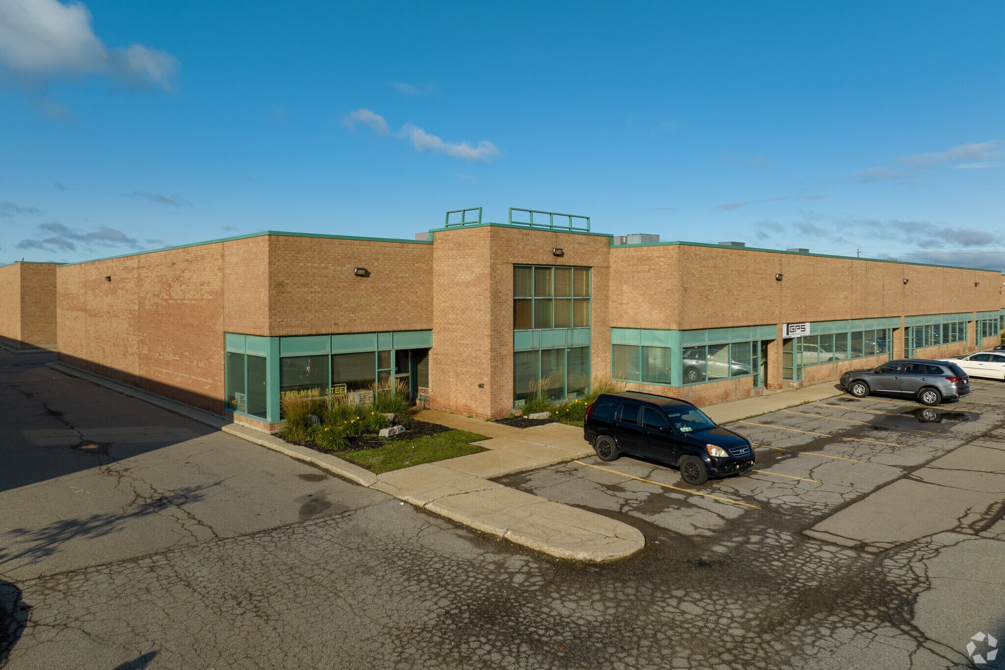 2420 Lucknow Dr, Mississauga, ON for lease Primary Photo- Image 1 of 6