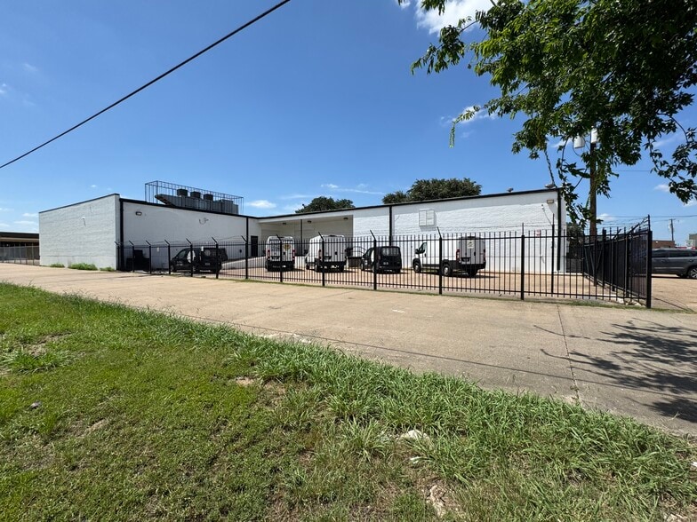 7205 Envoy Ct, Dallas, TX for sale - Building Photo - Image 3 of 9